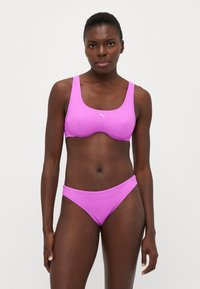 Ružový športový bikiny s textúrovaným vzorom, s hranatým výstrihom, širokými ramienkami a minimálne zakrývajúcimi hipster spodkami.