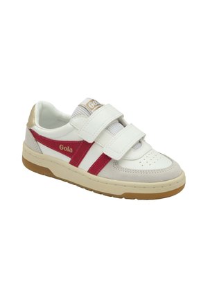 Sneaker bianco con accenti rossi e beige, dotato di linguetta in rete, fasce in velcro, punta in suede e suola in gomma testurizzata. Logo del marchio visibile.