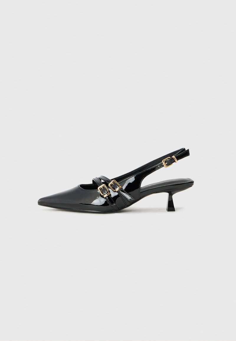 Črne patentne usnjene petke s slingback dizajnom, ostrim nosom, dvema trakoma z zlatimi sponkami in kratko kitten peto. Gladka tekstura.