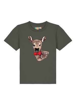 Olivenfarbiges T-Shirt mit einem Grafiken eines gesprenkelten Rehs, das eine rote Fliege trägt. Weicher Stoff, kurze Ärmel, runder Halsausschnitt.