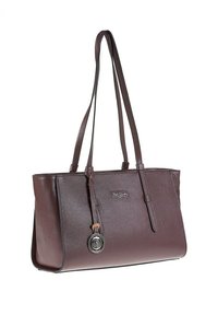 Borsa tote in pelle texturizzata marrone scuro con due lunghe tracolle e un ciondolo a forma di logo metallico rotondo appeso sul davanti.