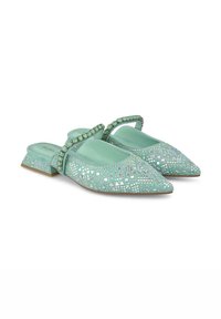 Des chaussures slingback vert menthe à bout pointu, ornées de motifs géométriques et de strass, avec un petit talon carré.