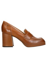 Scarpa alta in pelle marrone con punta quadrata e tacco spesso. Presenta una fascia cucita sulla tomaia e un sottile dettaglio di branding.