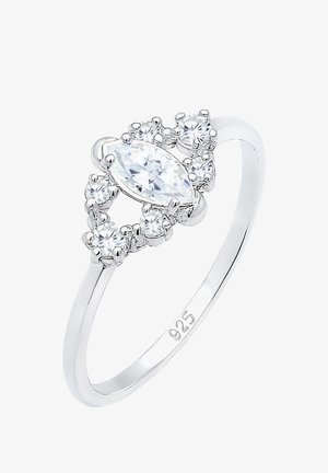 Bague en argent sterling 925 mettant en avant une pierre centrale en taille marquise, accentuée par des petites pierres rondes, avec une finition polie et un design de monture complexe.