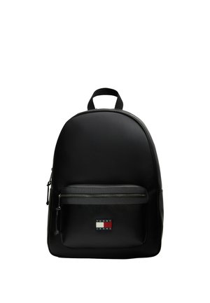 Zwarte Tommy Jeans rugzak met voorvak met rits en logopatch, bovenste draaghandvat en minimalistisch ontwerp.