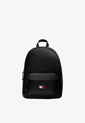 Sac à dos noir Tommy Jeans avec poche avant zippée et écusson logo, poignée de transport supérieure et design minimaliste.