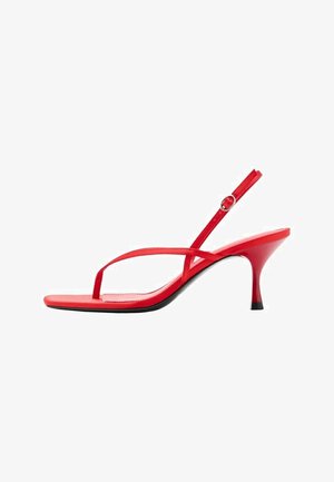 Rote High-Heels mit dünnen Riemchen, offenem Zehenbereich, verstellbarer Knöchelschnalle und einem schlanken, geschwungenen Absatz.