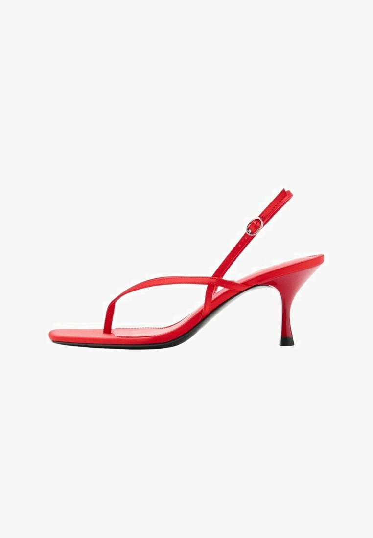 Rød højhælet sandal med tynde remme, åben tå, justerbar ankelspænde og en slank, buet hæl.