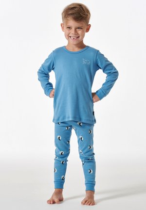 Blaues langärmliges Schlafanzugshirt mit einem Bärenmotiv; passende blaue Schlafanzughose mit Mondmustern und roten Akzenten. Weicher, bequemer Stoff.