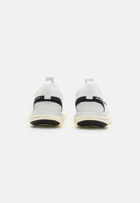 Nike Performance FREE RN FK NATURE - Hardloopschoenen voor op de weg - white/black/coconut milk/photon dust