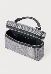 Borsa a tracolla nera in pelle con esterno rivestito di strass, chiusura con zip e forma strutturata. L'interno include uno slot per schede.