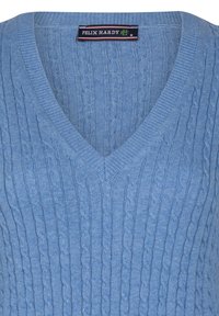 Ljusblå V-ringad tröja i strukturerad stickad tyg med ribbade och flätade mönster, med en märkesetikett synlig vid halsringningen.