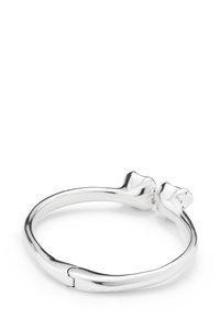 Anillo de plata con un acabado suave y pulido, que presenta dos acentos en forma de flor en los extremos y un diseño sin costuras.