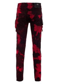 Cargo-Hosen mit einem schwarz-roten Batikmuster, aus Denim gefertigt, mit mehreren Taschen und verstärkten Nähdetails.