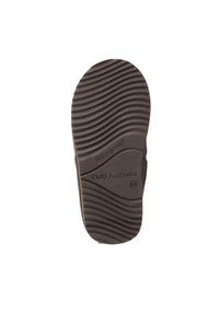 Brąsolowa, gumowa podeszwa z teksturowanym, falistym wzorem. Zawiera logo "Wodoodporne" oraz "EMU Australia" wypukłe. Projekt kładzie nacisk na przyczepność i trwałość.