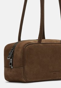 Braune Wildleder-Handtasche in rechteckiger Form, mit Reißverschluss und doppelten Trägern. Verfügt über ein eingeprägtes Markenlogo an der Seite.