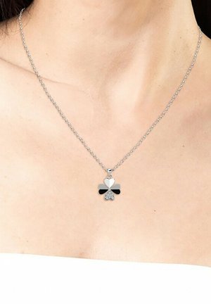 Collana d'argento con un pendente a forma di trifoglio, che presenta sezioni contrastanti in bianco e nero, adornato da una piccola pietra nella parte inferiore.