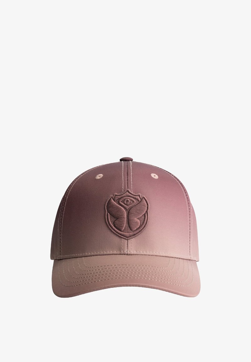 Roze pet met een gladde, verloopafwerking en een reliëflogo op de voorkant. Bevat gestikte lijnen en ventilatiegaten aan de zijkanten.