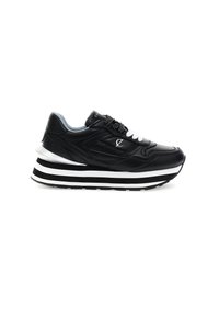 Sneaker in pelle nera con suola spessa a strisce nere e bianche, lacci misti neri e bianchi, fodera interna grigia e logo sui lati e sulla linguetta.