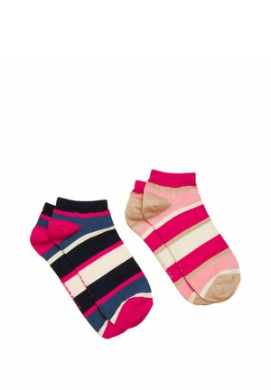 Zwei Paar Knöchelsocken mit horizontalen Streifen; ein Paar in Blau, Schwarz, Weiß und Pink, das andere in Pink, Beige, Weiß und Rottönen.