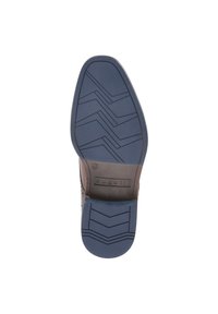 Chaussure pour homme en cuir marron avec une tige texturée, dotée d'une semelle en caoutchouc bleu foncé avec un motif en zigzag et un détail de logo.