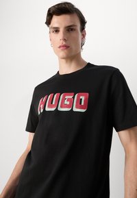HUGO DAQERIO - T-shirt med print - black