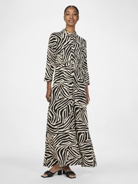 Vestido maxi em creme e estampado de zebra preto, apresentando mangas longas, colarinho e fecho frontal com botões, feito de um tecido suave e leve.
