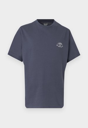 T-shirt gris foncé à manches courtes et col rond avec un petit logo blanc semi-circulaire sur la poitrine gauche indiquant "Originals 1990".