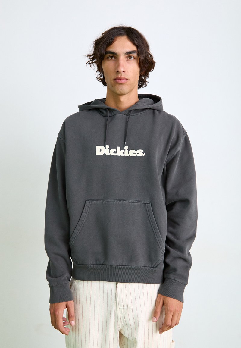 Felpa grigia in cotone con tasca frontale e cappuccio con lacci. Presenta un grande logo bianco "Dickies" sul petto.