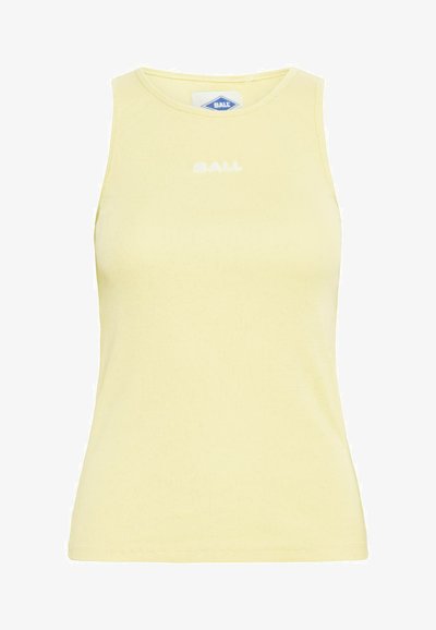 Rumena rebrasta majica brez rokavov s krožnim izrezom in belim logotipom "BALL" na prsih. Mehko bombažno blago.