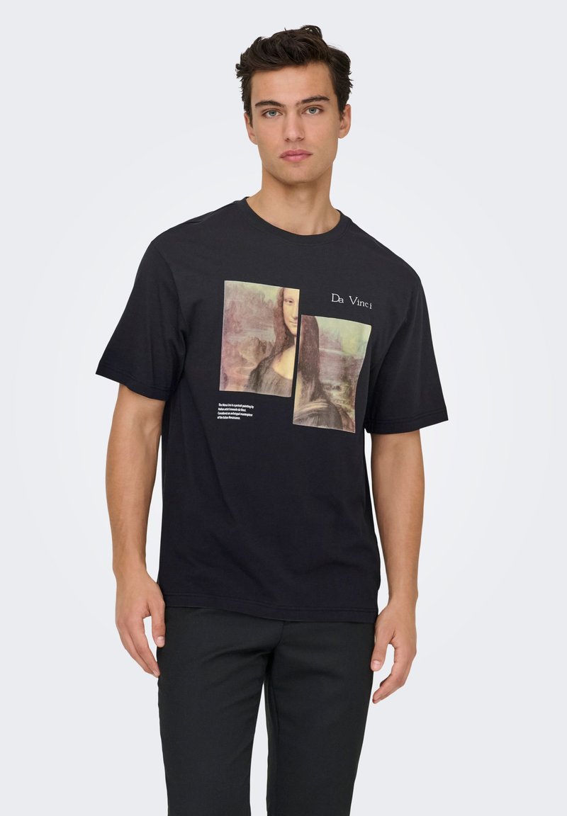 Sort bomuld T-shirt med et grafisk tryk af Mona Lisa, med teksten "Da Vinci" i hvid under billedet. Korte ærmer, rund hals.