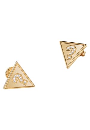 Złote trójkątne kolczyki z wbudowanymi przezroczystymi kamieniami szlachetnymi układającymi się w znaki zapytania na gładkiej, błyszczącej powierzchni, z motylkowymi zapięciami.