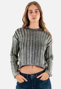 Maglione a maniche lunghe cropped a righe grigie con scollatura rotonda, caratterizzato da un motivo lavorato a maglia testurizzata e polsini a costine.