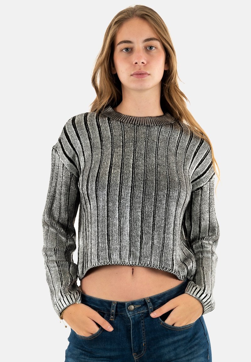 Maglione a maniche lunghe cropped a righe grigie con scollatura rotonda, caratterizzato da un motivo lavorato a maglia testurizzata e polsini a costine.