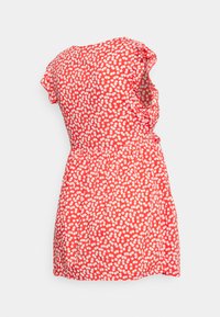 Vestido vermelho com padrão floral branco, mangas curtas e soltas, cintura franzida e saia rodada. Tecido leve com um design casual.