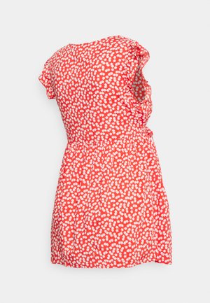 Vestido vermelho com padrão floral branco, mangas curtas e soltas, cintura franzida e saia rodada. Tecido leve com um design casual.