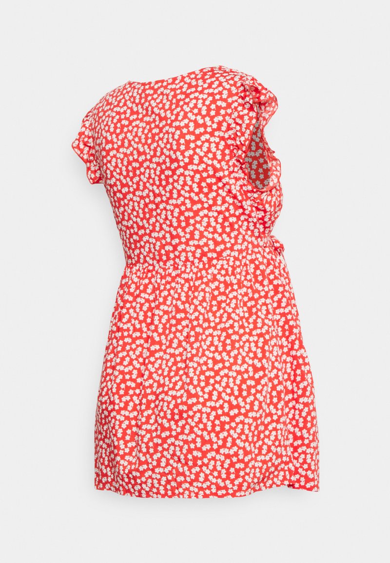 Vestido vermelho com padrão floral branco, mangas curtas e soltas, cintura franzida e saia rodada. Tecido leve com um design casual.