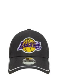 Schwarze Baseballmütze mit verstellbarem Riemen, die ein lila und gelb gesticktes "Los Angeles Lakers"-Logo sowie ein Basketball-Design aufweist.