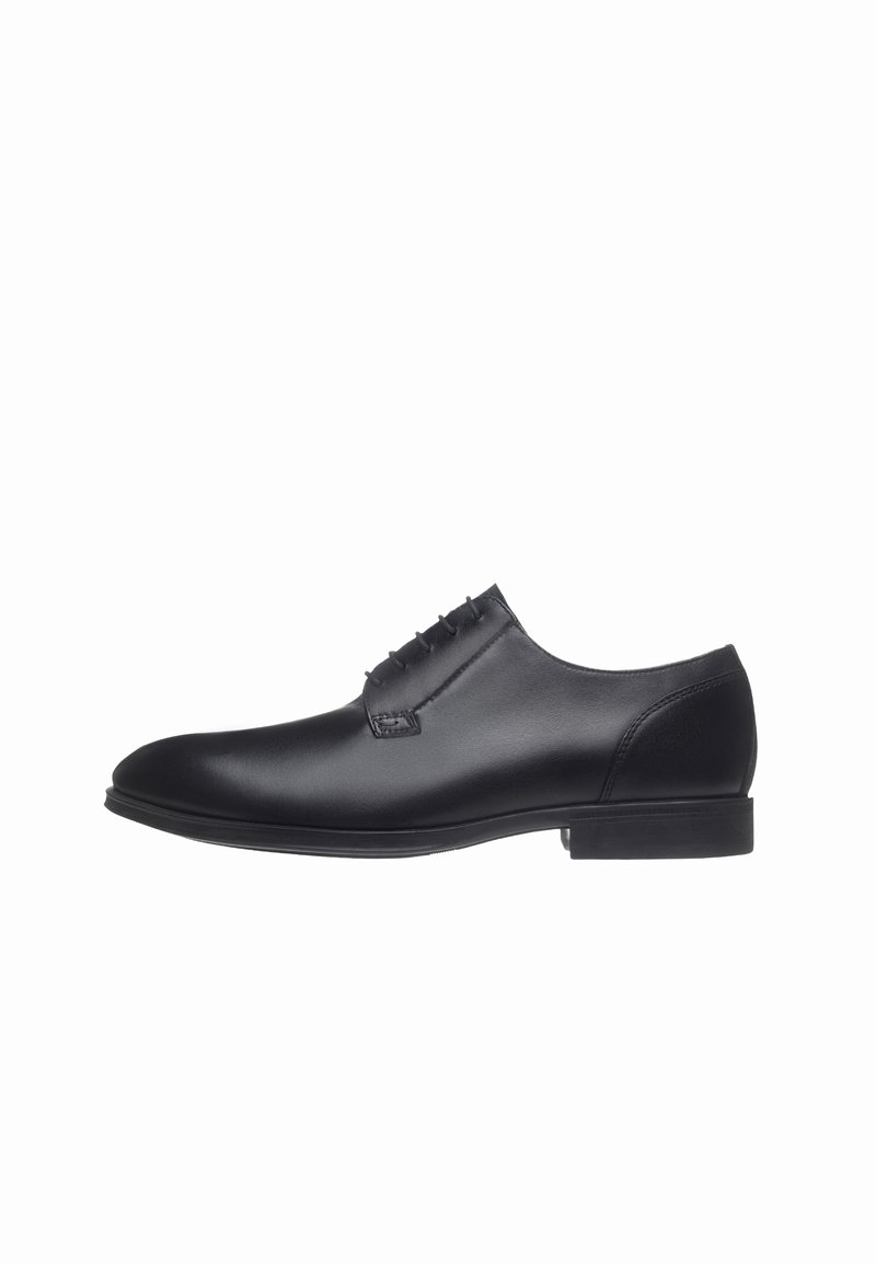 Czarne skórzane buty wizytowe o eleganckim designie, zaokrąglonym nosku i sześciu oczkach na cholewce. Posiadają płaską podeszwę i gładką teksturę.