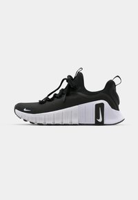 Zwarte sportschoenen met een textuur van mesh aan de bovenkant, flexibele zool en witte accenten. Kenmerkt een vetersluiting en een trekband aan de achterkant.