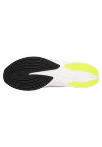 Suola di scarpa da corsa con un pattern in gomma nera testurizzata, intersuola bianca e accentuazioni giallo brillante. Design aerodinamico e leggero.