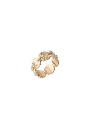 Bague en or composée de disques circulaires texturés reliés formant une bande continue, présentée sur un fond blanc.