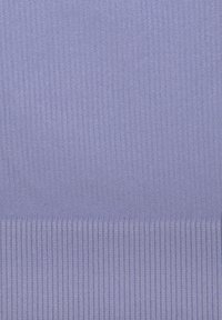 Helles lila geripptes Gewebe mit weicher Textur, das durchgehend vertikale Linien und ein glattes Finish aufweist. Ideal für verschiedene Textilanwendungen.