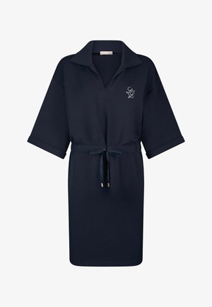 Tmavě modré šaty ke kolenům s límečkem, polovičními rukávy, stahováním v pase a malým vyšívaným logem na levé straně hrudi.