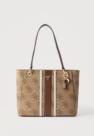 Sac cabas Guess marron avec motif logo, rayures verticales blanches et marron, doubles anses d’épaule et charms de marque dorés.