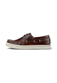 Braune Lederschlupfschuhe mit weißer Gummisohle, ausgestattet mit Ösen, kontrastierendem Stich und einem abgerundeten Zehendesign.