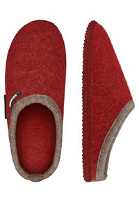 Rode vilten pantoffels met een zachte taupe binnenvoering, afgeronde teenvorm, en gestikte randen, voorzien van een klein merkje aan de zijkant.