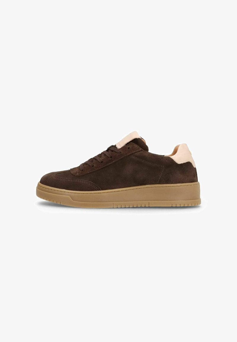 Καφέ χαμηλό sneaker από σουέντ με μπεζ επενδυμένο γιακά και γλώσσα, ταμπά λαστιχένια σόλα και καφέ κορδόνια, απεικονίζεται από το πλάι σε λευκό φόντο.