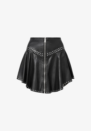 Czarna skórzana spódnica o rozszerzanym fasonie. Posiada srebrne ćwieki wzdłuż pasa i dołu oraz centralny zamek z tyłu.