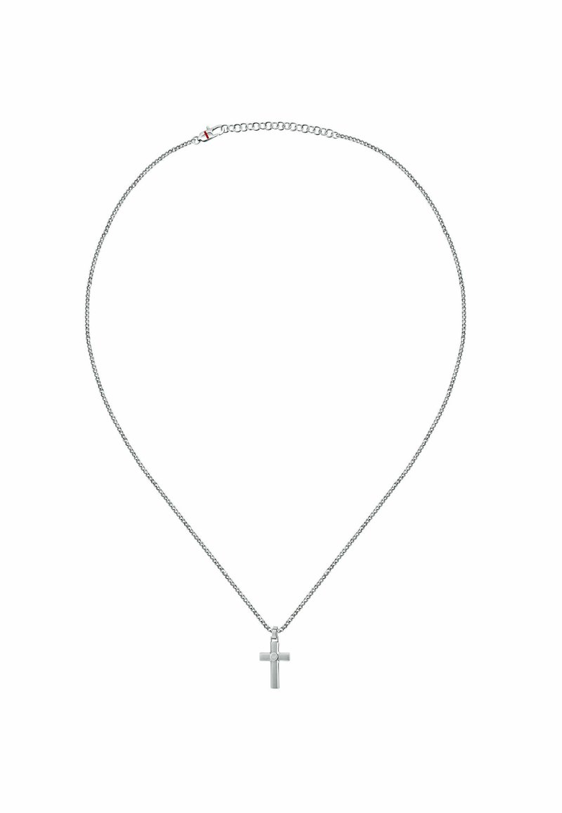 Collana in argento con un semplice pendente a croce. La catena ha una finitura texture e la croce presenta un accento circolare liscio.